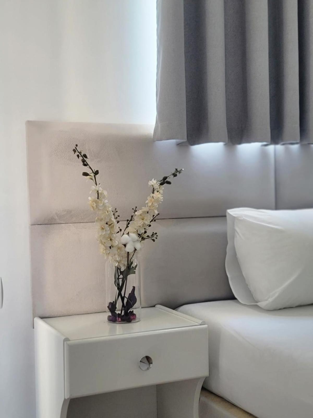 Hotel Myrtai - City Center Sarandë Buitenkant foto