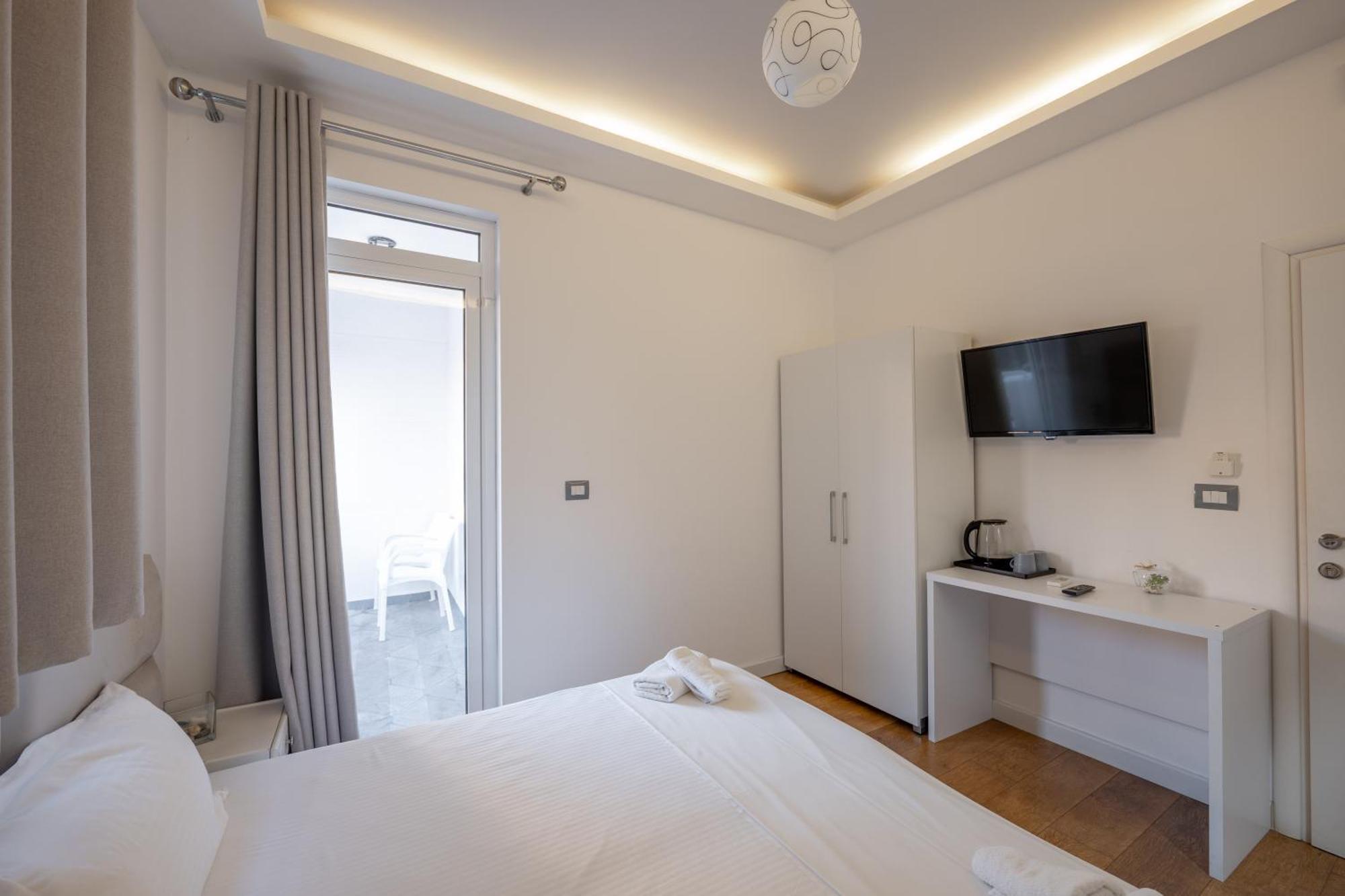 Hotel Myrtai - City Center Sarandë Buitenkant foto