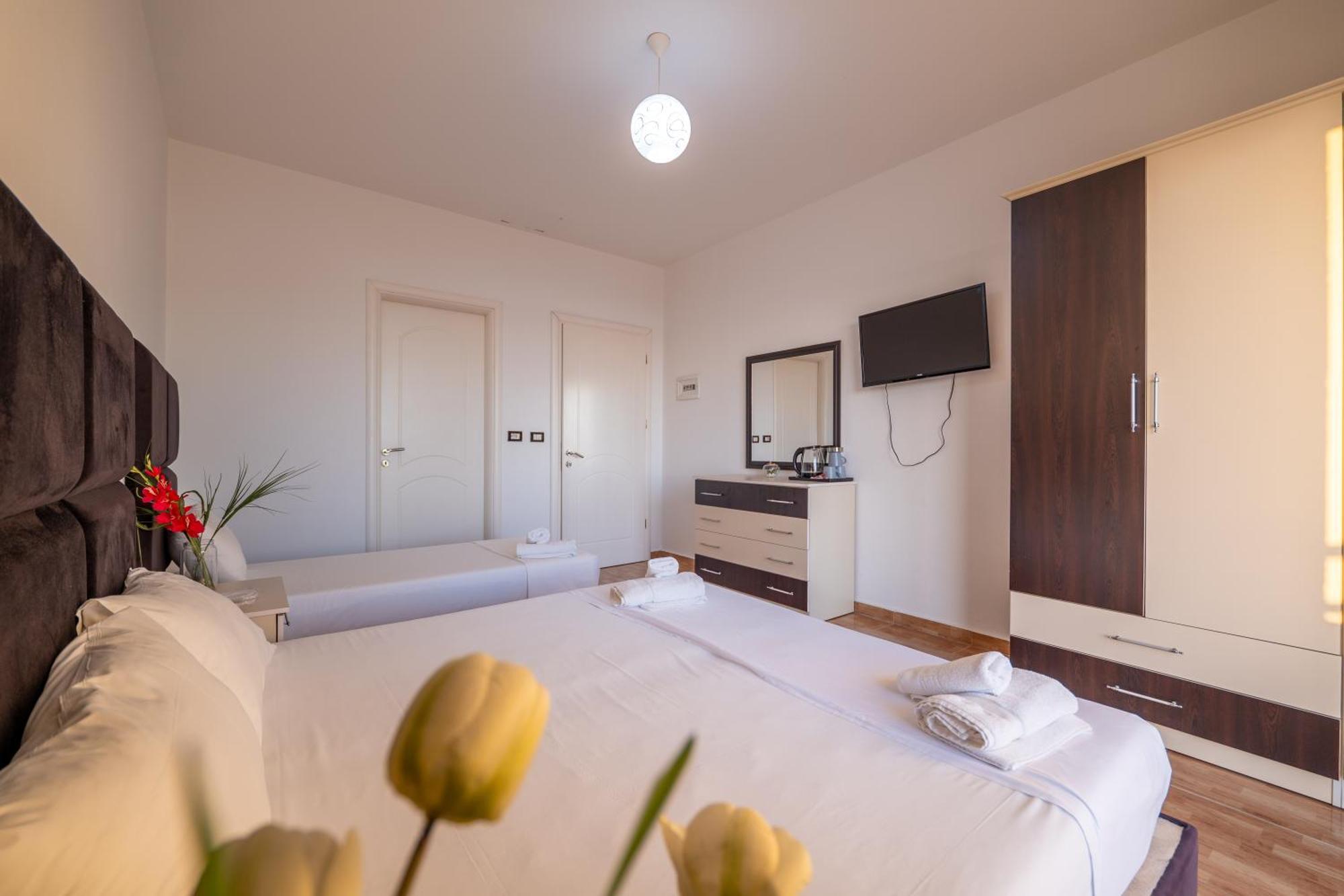 Hotel Myrtai - City Center Sarandë Buitenkant foto