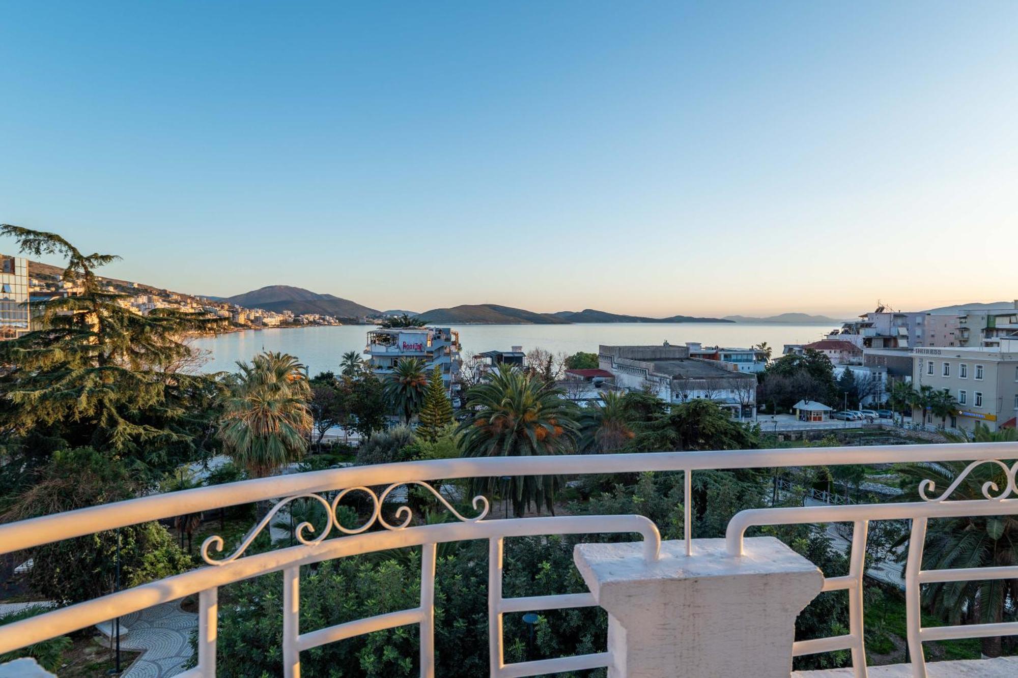 Hotel Myrtai - City Center Sarandë Buitenkant foto
