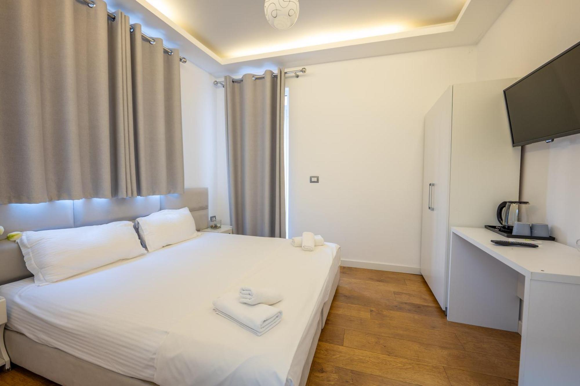 Hotel Myrtai - City Center Sarandë Buitenkant foto