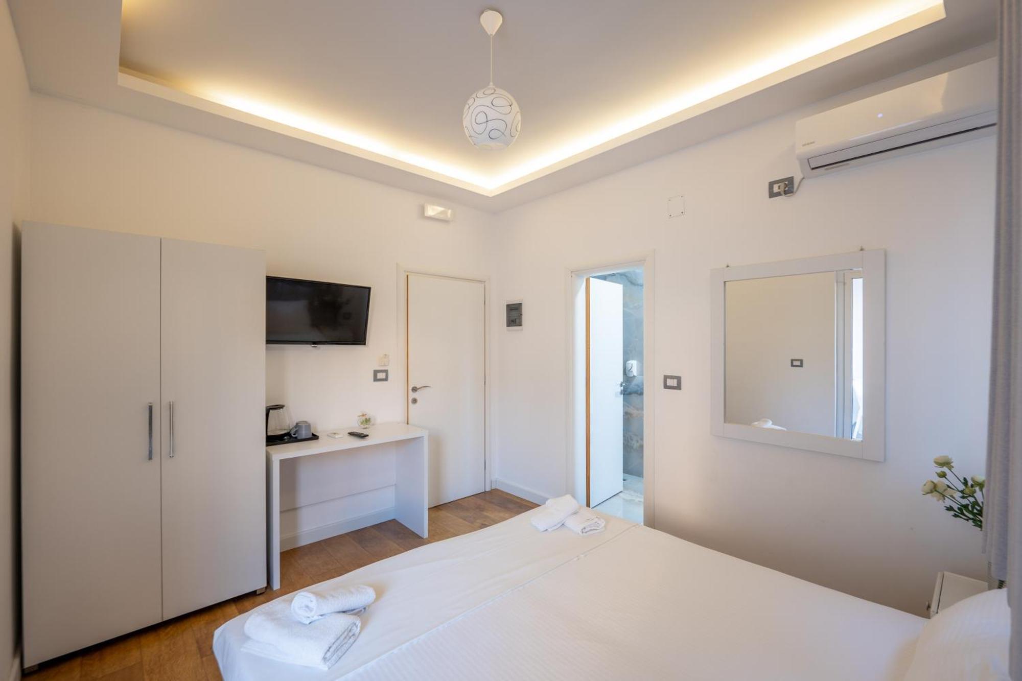 Hotel Myrtai - City Center Sarandë Buitenkant foto