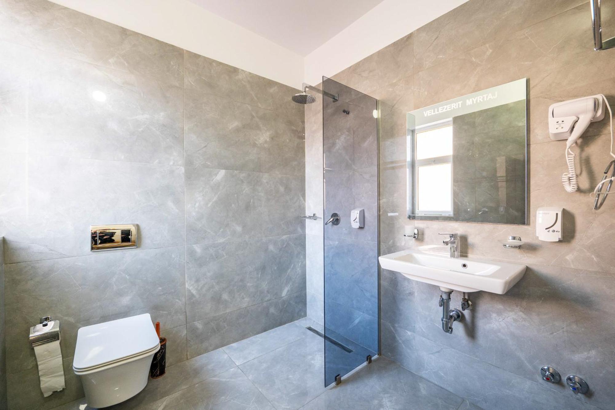 Hotel Myrtai - City Center Sarandë Buitenkant foto